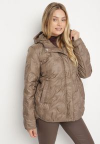 Born2be - Brązowa Pikowana Kurtka Przejściowa z Kapturem Arivitte. Okazja: na co dzień. Typ kołnierza: kaptur. Kolekcja: plus size. Kolor: brązowy. Materiał: jeans. Styl: casual, elegancki #5