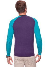 Wrangler - MĘSKI SWETER WRANGLER RAGLAN KNIT PURPLE PENNANT W86152PWT. Kolor: fioletowy. Długość rękawa: raglanowy rękaw. Wzór: aplikacja #7