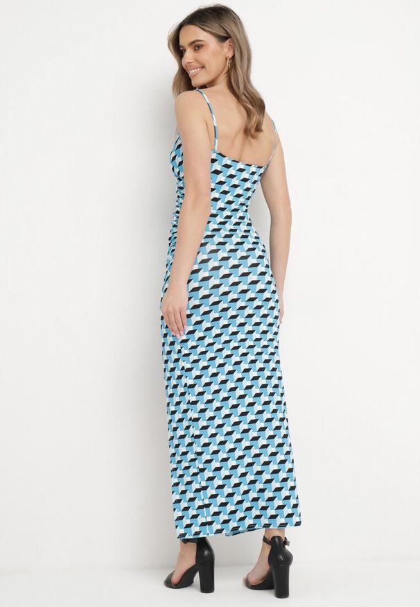 Born2be - Niebiesko-Czarna Dopasowana Sukienka z Marszczeniem Callienne. Kolor: niebieski. Długość rękawa: na ramiączkach. Typ sukienki: kopertowe. Długość: maxi