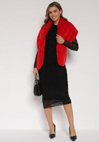 Born2be - Czerwone Futrzane Ponczo Narzutka Bralinne. Kolor: czerwony. Materiał: futro #6