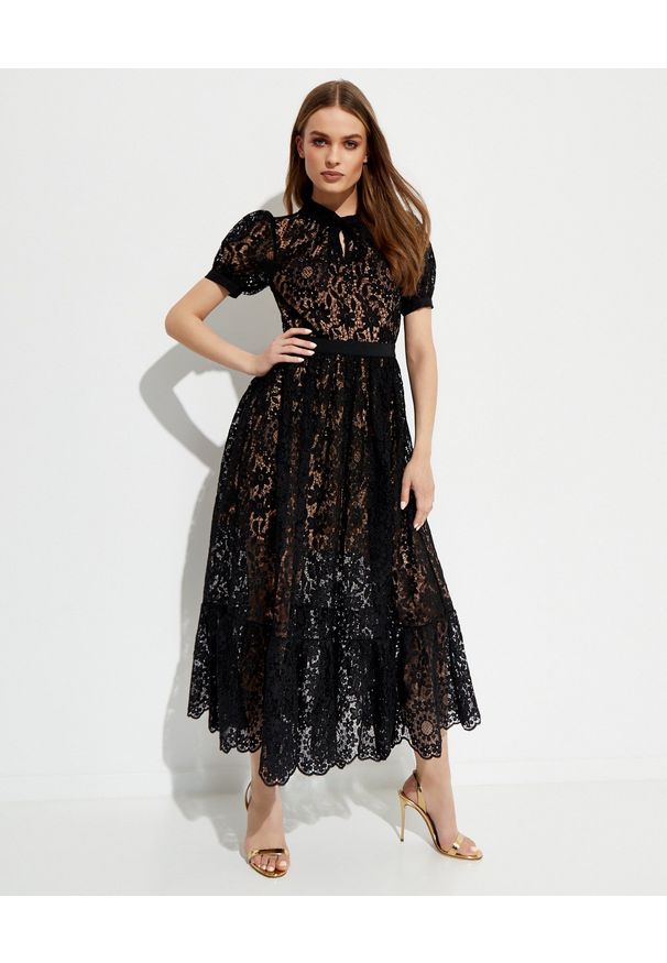 SELF PORTRAIT - Czarna koronkowa sukienka midi. Kolor: czarny. Materiał: koronka. Wzór: ażurowy, koronka. Styl: elegancki. Długość: midi
