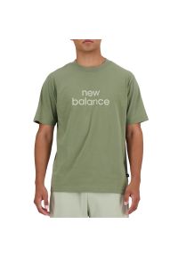 Koszulka New Balance MT41582DEK - zielona. Kolor: zielony. Materiał: bawełna. Długość rękawa: krótki rękaw. Długość: krótkie. Wzór: napisy