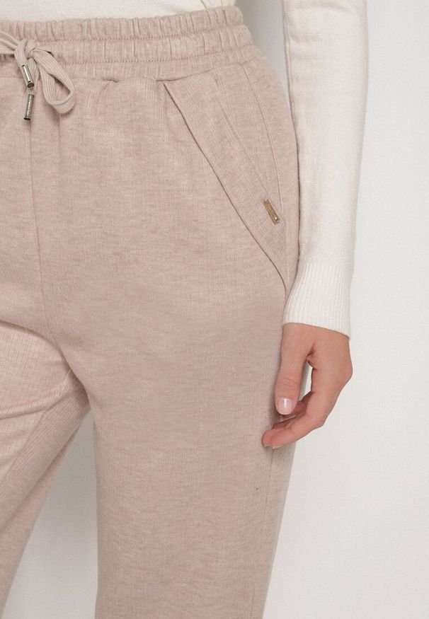 Born2be - Beżowe Spodnie z Wysokim Stanem Ozdobione Sznurkami Akleria. Okazja: na spacer. Stan: podwyższony. Kolor: beżowy. Materiał: jeans. Wzór: aplikacja