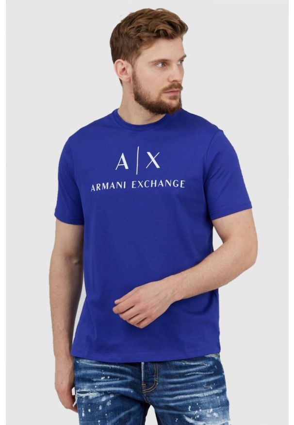 Armani Exchange - ARMANI EXCHANGE Niebieski t-shirt męski z białym logo. Kolor: niebieski. Materiał: prążkowany