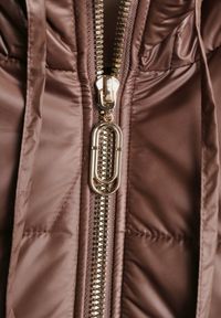 Born2be - Brązowa Kamizelka z Nieodpinanym Kapturem i Geometrycznym Pikowaniem Kalousa. Okazja: na co dzień. Kolor: brązowy. Materiał: jeans, dresówka. Długość rękawa: długi rękaw. Wzór: geometria. Styl: casual, klasyczny #2