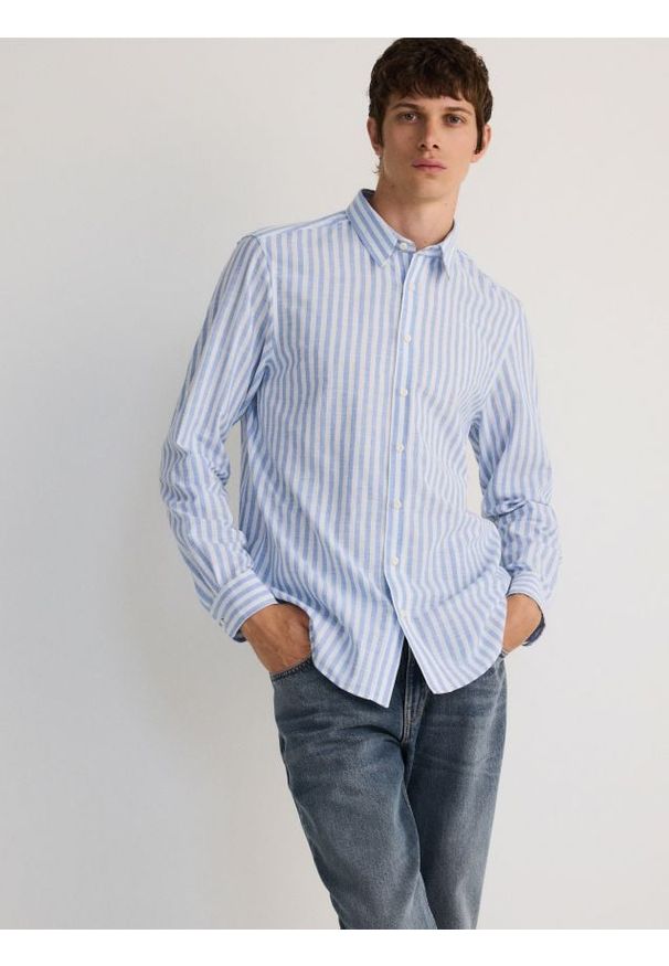 Reserved - Koszula regular fit w paski - jasnoniebieski. Kolor: niebieski. Materiał: tkanina, bawełna. Wzór: paski
