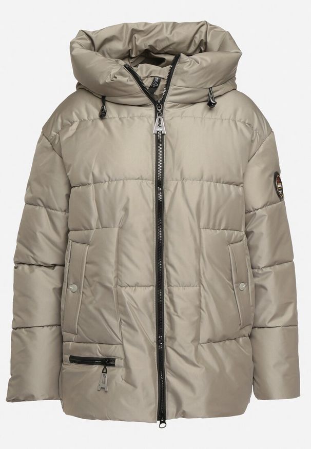 Born2be - Zielona Pikowana Kurtka Mocno Ocieplana Zdobiona Naszywką Leanith. Okazja: na co dzień. Kolekcja: plus size. Kolor: zielony. Długość: długie. Wzór: aplikacja. Materiał: jeans. Długość rękawa: długi rękaw. Sezon: zima, jesień. Styl: casual, elegancki