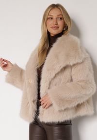 Born2be - Beżowa Pudełkowa Kurtka Futerko o Jednorzędowym Kroju Tildora. Okazja: na co dzień. Kolor: beżowy. Materiał: futro. Styl: casual, elegancki #6