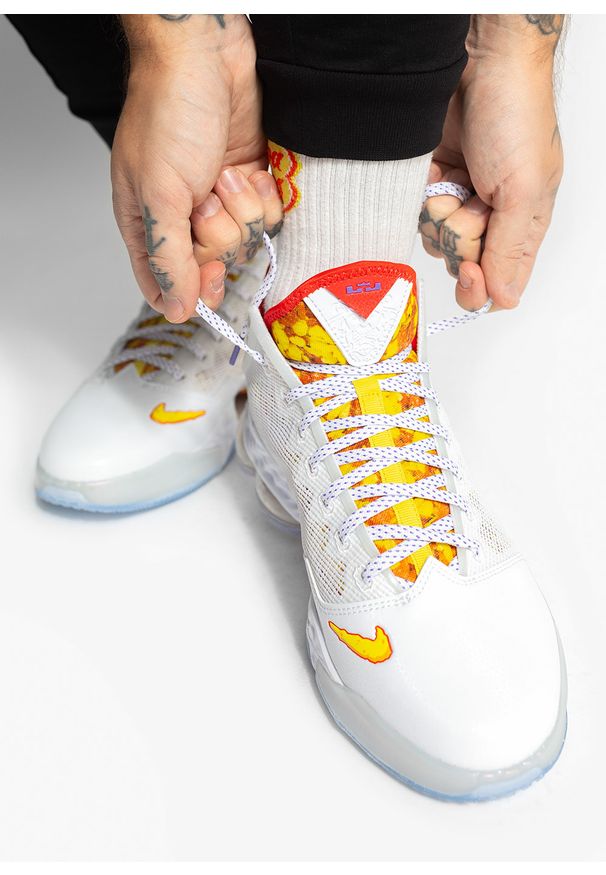 Nike LeBron XIX Low Magic Fruity Pebbles Buty do koszykówki męskie. Kolor: biały. Sport: koszykówka