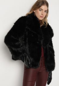 Born2be - Czarna Jednorzędowa Kurtka Futerko z Szerokim Kołnierzem Conellia. Okazja: na co dzień. Kolor: czarny. Materiał: futro. Styl: casual, elegancki