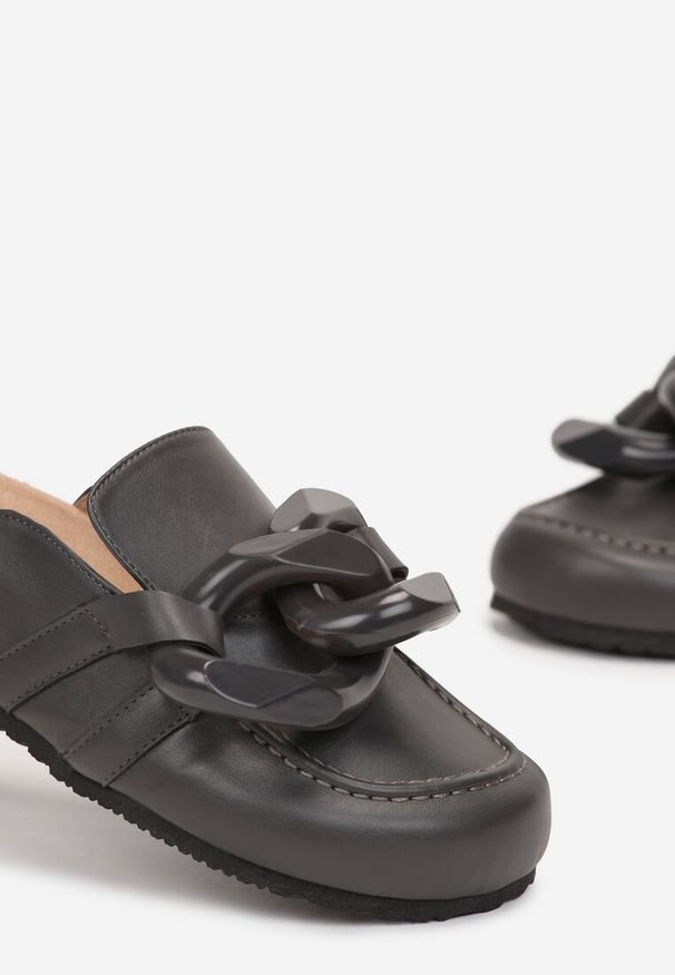 Born2be - Szare Klapki z Imitacji Skóry na Płaskiej Podeszwie Korkowej z Ozdobnym Łańcuchem Enedia. Kolor: szary. Materiał: skóra. Obcas: na płaskiej podeszwie