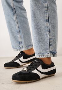 Born2be - Czarne Zamszowe Sneakersy w Stylu Kultowych Tenisówek Sorisana. Okazja: na co dzień, do pracy. Kolor: czarny. Materiał: zamsz #1