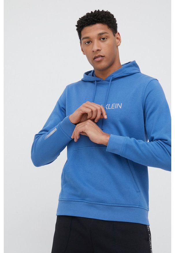 Calvin Klein Performance bluza dresowa męska z kapturem z nadrukiem. Typ kołnierza: kaptur. Kolor: niebieski. Materiał: dresówka. Wzór: nadruk