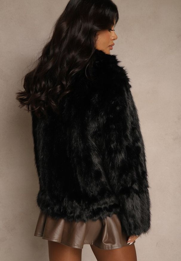 Renee - Czarna Krótka Kurtka Futerko o Jednorzędowym Kroju z Kołnierzem Alindrie. Okazja: na imprezę, na co dzień. Kolor: czarny. Materiał: futro. Długość: krótkie. Styl: casual, elegancki
