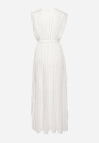 Born2be - Biała Plisowana Sukienka Maxi Wiskozowa z Kopertowym Dekoltem i Falbankami Glimes. Typ kołnierza: kołnierz z falbankami. Kolor: biały. Materiał: wiskoza. Typ sukienki: kopertowe. Długość: maxi #5