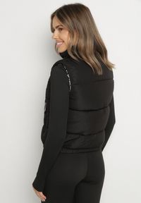 Born2be - Czarna Pikowana Kamizelka z Ozdobną Podszewką Olianela. Okazja: na co dzień, na spacer. Kolor: czarny. Materiał: jeans. Wzór: aplikacja. Styl: casual, elegancki #4