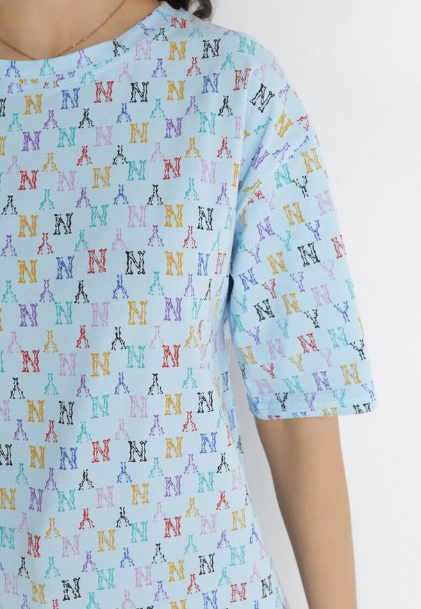 Born2be - Jasnoniebieski T-shirt Bawełniany z Krótkim Rękawem i Nadrukiem Naven. Okazja: na co dzień. Kolor: niebieski. Materiał: bawełna. Długość rękawa: krótki rękaw. Długość: krótkie. Wzór: nadruk. Styl: casual