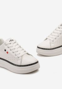 Born2be - Biało-Czarne Sneakersy na Platformie z Klasycznym Sznurowaniem i Kontrastową Lamówką Airuqa. Nosek buta: okrągły. Zapięcie: sznurówki. Kolor: biały. Obcas: na platformie. Wysokość obcasa: niski