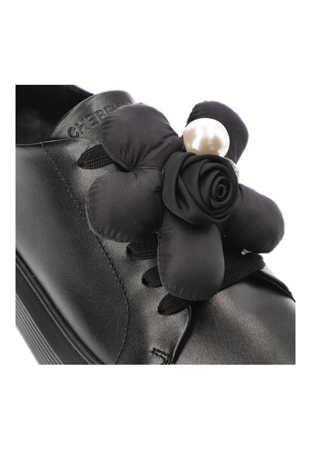 CheBello - Czarne Eleganckie Sneakersy Chebello Z Ozdobnym Kwiatem. Okazja: na co dzień. Kolor: czarny. Materiał: materiał, skóra. Wzór: kwiaty