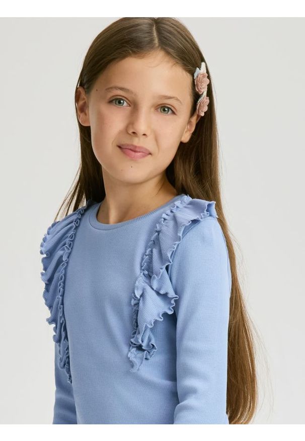 Reserved - Prążkowana bluzka z falbanką - jasnoniebieski. Kolor: niebieski. Materiał: prążkowany