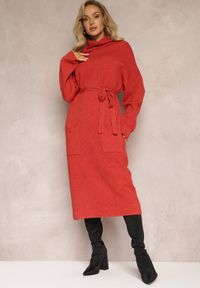 Renee - Czerwona Sweterkowa Sukienka z Materiałowym Paskiem i Wywijanym Golfem Raileanu. Typ kołnierza: golf. Kolor: czerwony. Materiał: materiał. Sezon: zima #2