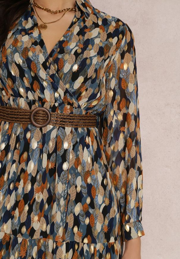 Renee - Granatowa Sukienka Bancroft z Błyszczącym Nadrukiem. Okazja: na co dzień. Kolor: niebieski. Wzór: nadruk. Sezon: wiosna. Typ sukienki: kopertowe. Styl: casual. Długość: maxi