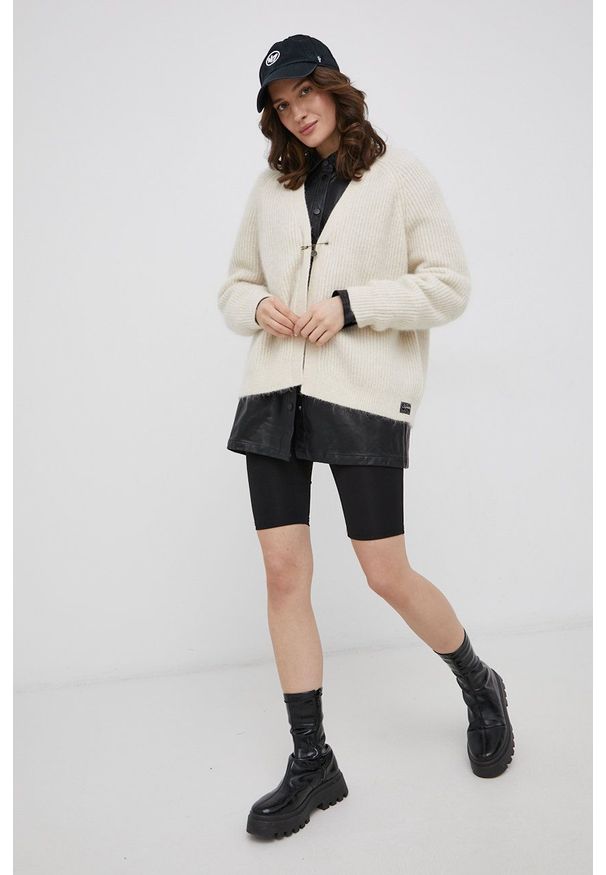 Superdry Kardigan wełniany damski kolor kremowy ciepły. Okazja: na co dzień. Kolor: beżowy. Materiał: wełna. Długość rękawa: raglanowy rękaw. Styl: casual