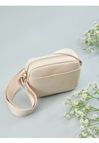 Sinsay - Torebka crossbody z imitacji skóry - kremowy. Kolor: kremowy. Materiał: skórzane