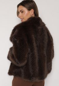 Born2be - Brązowa Futrzana Kurtka z Cieniowanym Wzorem Monizavia. Okazja: na co dzień. Kolor: brązowy. Materiał: futro. Styl: casual, klasyczny #5