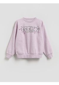 Reserved - Luźna bluza z napisem - lawendowy. Kolor: fioletowy. Materiał: bawełna, dzianina. Wzór: napisy