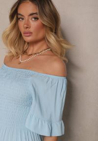 Renee - Jasnoniebieska Rozkloszowana Sukienka Hiszpanka z Bawełny z Elastyczną Górą Maissa. Okazja: na co dzień. Typ kołnierza: dekolt hiszpanka. Kolor: niebieski. Materiał: bawełna. Długość rękawa: krótki rękaw. Styl: elegancki, casual #3
