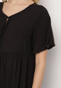 Born2be - Czarna Sukienka z Bawełny o Rozkloszowanym Kroju z Wiązaniem przy Dekolcie Mepilea. Okazja: na co dzień. Kolor: czarny. Materiał: bawełna. Długość rękawa: krótki rękaw. Sezon: wiosna, lato. Typ sukienki: rozkloszowane. Styl: elegancki, casual, klasyczny #7