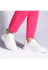 Wittchen - Damskie sneakersy ze skóry na grubej podeszwie. Okazja: do pracy, na spotkanie biznesowe, na co dzień. Nosek buta: okrągły. Kolor: biały, wielokolorowy, złoty. Materiał: skóra. Obcas: na platformie #7