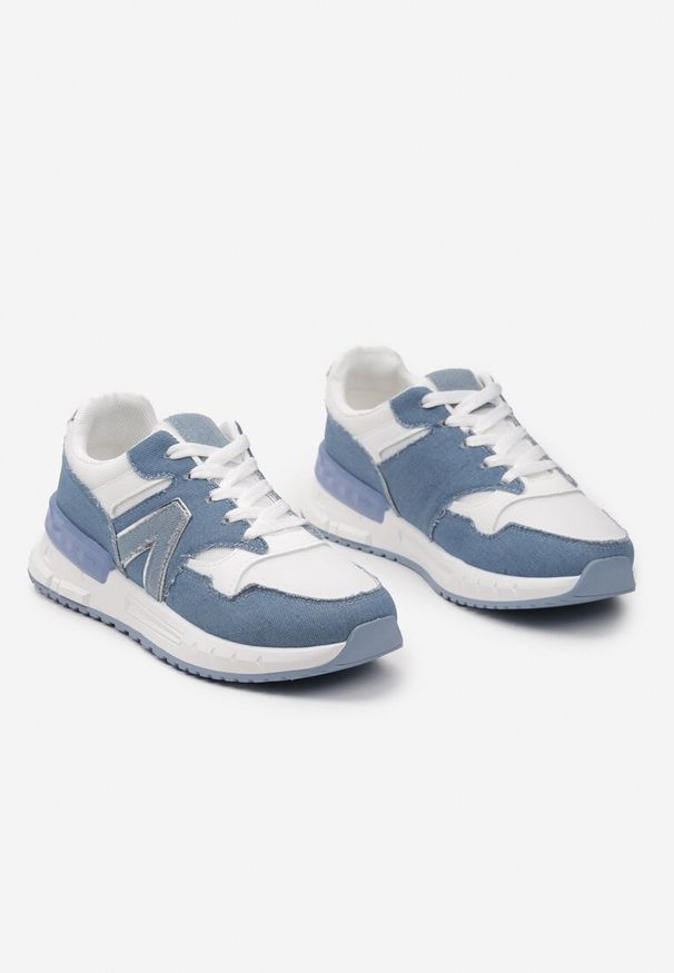 Born2be - Niebiesko-Białe Sznurowane Sneakersy przed Kostkę na Płaskiej Podeszwie z Aplikacją Irines. Okazja: na co dzień. Wysokość cholewki: przed kostkę. Zapięcie: sznurówki. Kolor: biały. Wzór: aplikacja. Obcas: na płaskiej podeszwie
