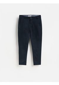 Reserved - Spodnie chino slim fit - granatowy. Kolor: niebieski. Materiał: bawełna, tkanina
