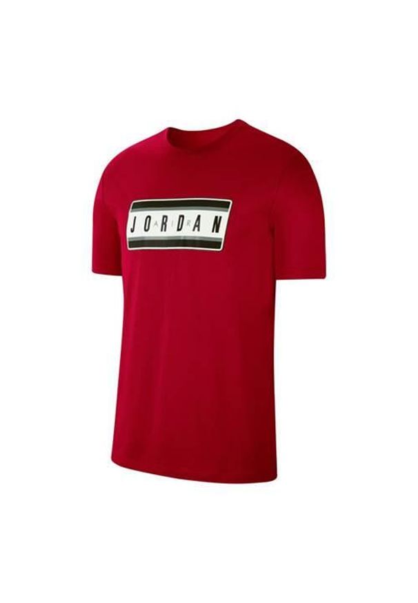 Koszulka sportowa męska Nike Jordan Sticker Crew. Kolor: czerwony. Długość rękawa: krótki rękaw. Długość: krótkie. Sport: fitness