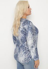 Born2be - Niebieska Koszula z Wiskozy z Dekoltem w Serek w Abstrakcyjny Print Ilanovia. Okazja: na co dzień. Typ kołnierza: dekolt w serek. Kolekcja: plus size. Kolor: niebieski. Długość: długie. Wzór: nadruk. Materiał: wiskoza. Długość rękawa: długi rękaw. Styl: casual, elegancki #7