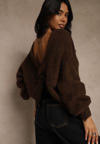 Renee - Brązowy Oversizowy Sweter z Dodatkiem Wełny Zdobiony Węzłem Lawedana. Kolor: brązowy. Materiał: wełna. Wzór: aplikacja #2