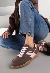 Born2be - Brązowe Sneakersy w Stylu Tenisówek Ozdobione Geometrycznym Wzorem Fesilia. Okazja: na co dzień. Kolor: brązowy. Materiał: jeans. Wzór: aplikacja, geometria #4