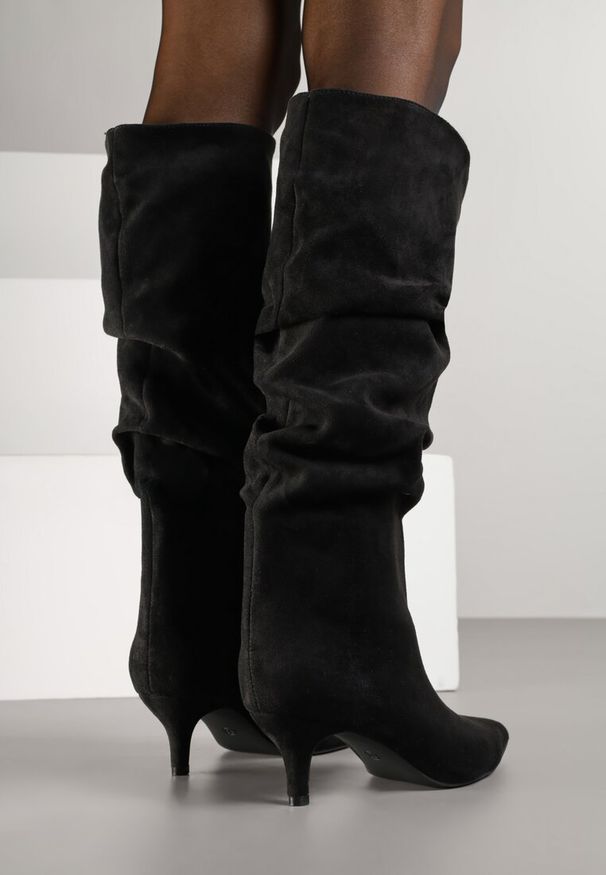 Renee - Czarne Kozaki na Kaczuszce z Marszczoną Cholewką Alavitte. Okazja: na co dzień, na imprezę. Zapięcie: bez zapięcia. Kolor: czarny. Szerokość cholewki: normalna. Wzór: aplikacja. Materiał: skóra. Obcas: na szpilce. Styl: casual, elegancki. Wysokość obcasa: średni