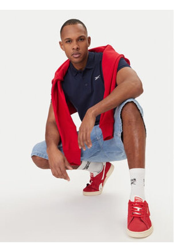 Reebok Polo Breen RK25562CCM Granatowy Regular Fit. Typ kołnierza: polo. Kolor: niebieski. Materiał: bawełna