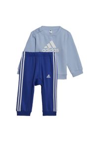 Adidas - Badge of Sport Jogger Set. Okazja: na co dzień. Kolor: niebieski, wielokolorowy, biały. Materiał: polar, dresówka. Styl: sportowy