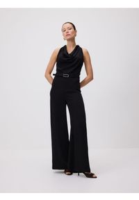 Reserved - Kombinezon z paskiem - czarny. Kolor: czarny. Materiał: materiał. Wzór: gładki #1