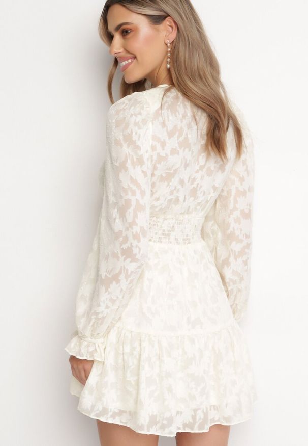 Born2be - Jasnobeżowa Sukienka Mini z Tkaniny Plumeti i Falbanką Coucile. Okazja: na spacer, na co dzień, na imprezę. Kolor: beżowy. Materiał: tkanina. Długość rękawa: długi rękaw. Wzór: aplikacja. Sezon: lato. Styl: casual, klasyczny. Długość: mini