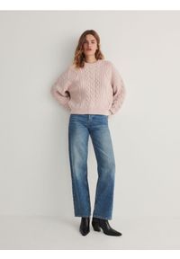 Reserved - Sweter o warkoczowym splocie - różowy. Kolor: różowy. Materiał: dzianina. Wzór: ze splotem