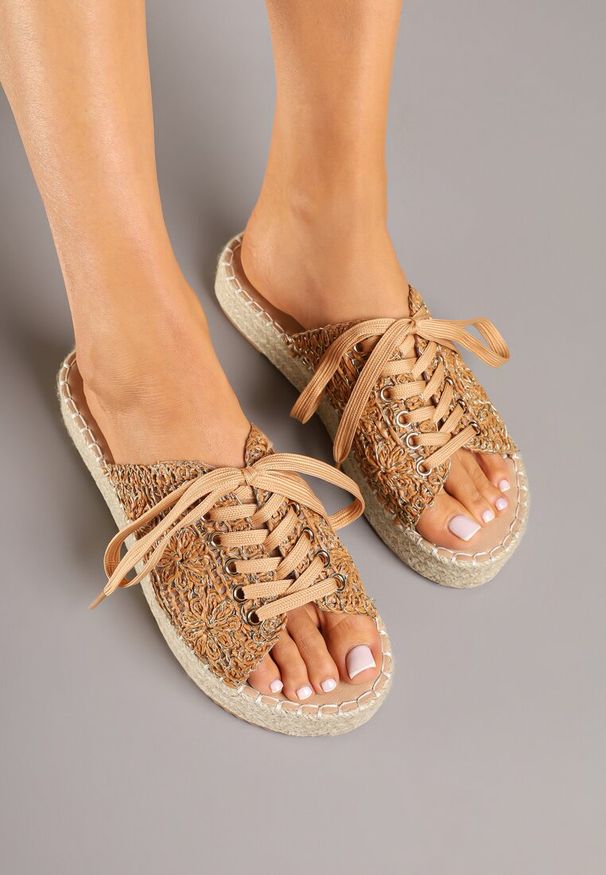 Renee - Jasnobrązowe Klapki na Grubej Podeszwie z Plecionki Zdobione Tweedem i Sznurowaniem Nevalissa. Okazja: na co dzień. Kolor: beżowy. Wzór: aplikacja. Styl: casual, elegancki