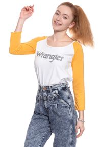 Wrangler - WRANGLER T SHIRT DAMSKI RAGLAN CROP LS TEE WHITE W718CF912. Długość rękawa: raglanowy rękaw. Wzór: nadruk