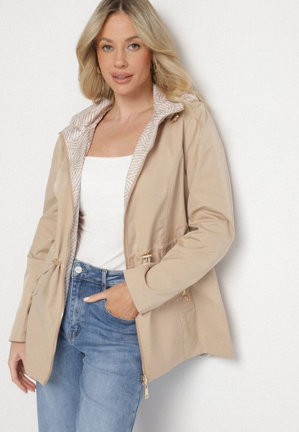 Born2be - Beżowa Kurtka Parka o Dwustronnym Fasonie z Odpinanym Kapturem Desanilia. Okazja: na co dzień, na spacer. Kolor: beżowy. Materiał: jeans. Styl: elegancki, casual