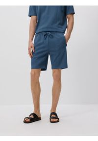 Reserved - Strukturalne szorty regular - granatowy. Kolor: niebieski. Materiał: bawełna, dzianina #1