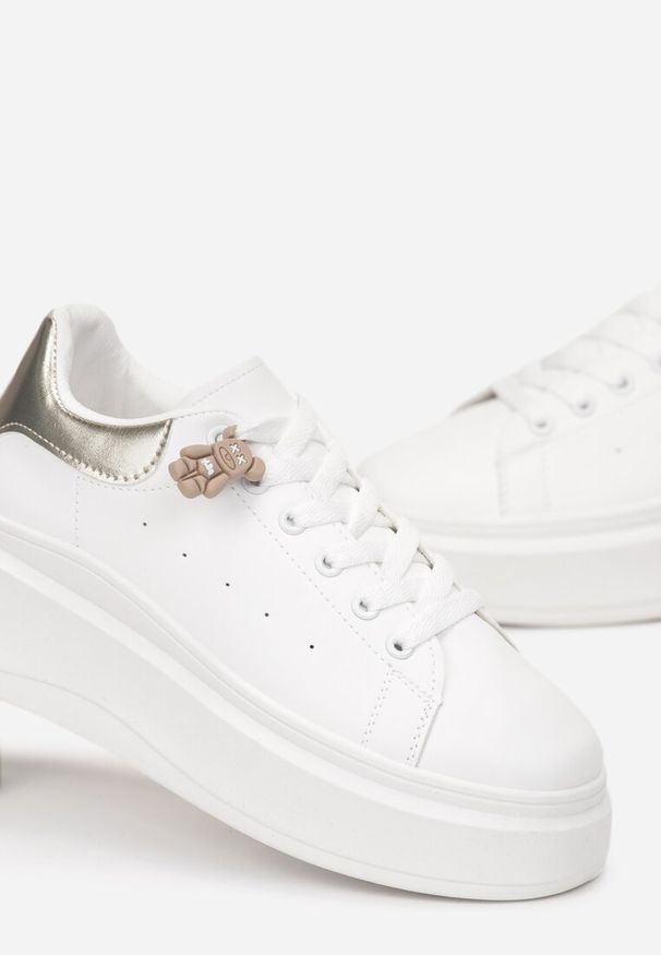 Renee - Biało-Złote Sznurowane Sneakersy na Platformie z Aplikacją przy Sznurówkach Khirlie. Kolor: złoty. Wzór: aplikacja. Obcas: na platformie